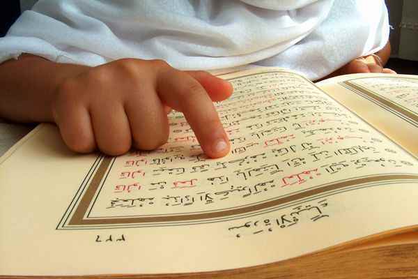 Hukum mempelajari ilmu tajwid agar dapat membaca al-qur’an dengan baik dan benar serta terhindar dari kesalahan membaca adalah
