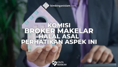 Komisi Broker Makelar Halal Asal Perhatikan Aspek Ini Para pembaca Bimbinganislam.com yang memiliki akhlaq mulia berikut kami sajikan tanya jawab, serta pembahasan tentang Komisi Komisi Broker Makelar Halal Asal Perhatikan Aspek Ini, selamat membaca. Pertanyaan: بِسْـمِ اللّهِ الرَّحْمَنِ الرَّحِيْمِ اَلسَّلاَمُ عَلَيْكُمْ وَرَحْمَةُ اللّهِ وَبَرَكَاتُهُ Semoga Allah berkahi kita semua. Mau bertanya ustadz tentang kasus ini. Saya mendapat uang dari menawarkan jasa travel kepada orang yang mau membeli jasa tersebut dari saya. Bagaimanakah status transaksi saya , dan bila tidak boleh, bagaimana solusinya ? Jazakallahu khair... Ditanyakan oleh Santri Mahad Bimbingan Islam Jawaban: وَعَلَيْكُمُ السَّلاَمُ وَرَحْمَةُ اللّهِ وَبَرَكَاتُهُ بِسْـمِ اللّهِ Alhamdulillāh Washshalātu wassalāmu 'alā rasūlillāh, wa 'alā ālihi wa ash hābihi ajma'in. Boleh seseorang yang telah melakukan usaha apapun, mendapatkan fee jasa (broker makelar) dari apa yang dilakukan dalam suatu pekerjaan, selama sifatnya tidak memaksa atau tidak dilarang oleh lembaga tersebut atau akan mempengaruhi dengan kuwalitas pekerjaan orang tersebut atau akan mempengaruhi harga barang yang di jual atau di beli. Fatwa Dari Al Lajnah Ad Daimah Saudi Arabia Menukilkan fatwa komisi fatwa Saudi Arabia, Al Lajnah Ad Daimah terkait dengan hal ini disebutkan di dalamnya: Saya pernah membawa individu konsumen ke salah satu pabrik atau toko untuk membeli suatu barang. Lalu pemilik pabrik atau toko itu memberi saya komisi atas konsumen yang saya bawa. Apakah komisi yang saya peroleh itu halal atau haram? Apabila pemilik pabrik itu memberikan tambahan uang dalam jumlah tertentu dari setiap item yang dibeli konsumen tersebut, dan saya mau menerima tambahan tersebut sebagai atas pembelian konsumen tersebut, apakah hal tersebut dibolehkan? Dan apabila hal itu tidak dibolehkan, lalu apakah komisi yang dibolehkan? Jawaban: إذا كان المصنع أو التاجر يعطيك جزءا من المال على كل سلعة تباع عن طريقك؛ تشجيعا لك لجهودك في البحث عن الزبائن، وهذا المال لا يزاد في سعر السلعة، وليس في ذلك إضرار بالآخرين ممن يبيع هذه السلعة، حيث إن هذا المصنع أو التاجر يبيعها بسعر كما يبيعها الآخرون – فهذا جائز ولا محذور فيه. أما إن كان هذا المال الذي تأخذه من صاحب المصنع أو المحل، يزاد على المشتري في ثمن السلعة، فلا يجوز لك أخذه، ولا يجوز للبائع فعل ذلك؛ لأن في هذا إضرار بالمشتري بزيادة السعر عليه. "Apabila pihak pabrik atau pedagang memberi Anda sejumlah uang atas setiap barang yang terjual melalui diri Anda sebagai balas jasa atas kerja keras yang telah Anda lakukan untuk mencari konsumen, dan uang tersebut tidak ditambahkan pada harga barang, dan tidak pula memberi mudharat pada individu lain yang menjual barang tersebut, di mana pabrik atau pedagang itu menjual barang tersebut dengan harga seperti yang dijual oleh individu lain, maka hal itu boleh dan tidak dilarang. Tetapi, apabila uang yang Anda ambil dari pihak pabrik atau toko dibebankan pada harga barang yang harus dibayar pembeli, maka Anda tidak boleh mengambilnya dan tidak boleh juga bagi penjual untuk melakukan hal tersebut. Sebab, pada perbuatan itu mengandung unsur yang mencelakakan pembeli karena harus menambah uang pada harga barangnya.” ( Fatwa no. 19912, pertanyaan ketiga, 13/131) Karenanya berhati hati di dalam mengambil fee dari pekerjaan yang kita lakukan, sehingga kita meyakinkan bahwa harta yang kita dapatkan adalah adalah rezeki yang baik dan halal. Sebagaimana firman Allah ta`alaa,” يَاأَيُّهَا الَّذِينَ آمَنُوا لَا تَأْكُلُوا أَمْوَالَكُمْ بَيْنَكُمْ بِالْبَاطِلِ إِلَّا أَنْ تَكُونَ تِجَارَةً عَنْ تَرَاضٍ مِنْكُمْ "Hai orang-orang yg beriman, janganlah kalian memakan harta sesama kalian secara batil; kecuali lewat jual-beli atas dasar rela sama rela diantara kalian". (QS. An Nisa’: 29). Wallahu A'lam, Wabillahittaufiq. Dijawab dengan ringkas oleh: Ustadz Mu’tashim, Lc. MA. حفظه الله Silahkan melihat link berikut : https://bimbinganislam.com/hukum-menerima-fee/