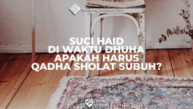 Selesai Haid Di Waktu Dhuha, Apakah Harus Qadha Shalat Subuh? Para pembaca Bimbinganislam.com yang memiliki akhlaq mulia berikut kami sajikan tanya jawab, serta pembahasan tentang Selesai Haid Di Waktu Dhuha, Apakah Harus Qadha Shalat Subuh?, selamat membaca. Pertanyaan: بِسْـمِ اللّهِ الرَّحْمَنِ الرَّحِيْمِ اَلسَّلاَمُ عَلَيْكُمْ وَرَحْمَةُ اللّهِ وَبَرَكَاتُهُ Ustadz. Ana mau tanya ketika selesai haid di waktu dhuha apakah harus qadha solat subuh? Terimakasih جزاك اللهُ خيراً Ditanyakan oleh Sahabat AISHAH (Akademi Shalihah) Jawaban: وَعَلَيْكُمُ السَّلاَمُ وَرَحْمَةُ اللّهِ وَبَرَكَاتُهُ بِسْـمِ اللّهِ Alhamdulillāh Washshalātu wassalāmu 'alā rasūlillāh, wa 'alā ālihi wa ash hābihi ajma'in Ya, menurut sebagian ahli ilmu, bila anda suci di waktu dhuha, maka sebaiknya anda mengqahda shalat shubuh sebagai bentuk kehati-hatian. Tapi bila anda mengecek secara berkala dan detail, misalkan jam 7 pagi masih keluar darah haid berupa flek darah, maka anda tidak perlu shalat shubuh pada kesempatan tersebut. Karena anda yakin, bukan sekedar praduga. Beda di kasus awal tadi yang kami sebutkan, penjabarannya misalkan anda hanya mengecek di awal waktu shubuh, kemudian mengecek waktu dhuha untuk kedua kalinya adalah sudah tidak ada flek darah yang keluar, maka hal ini masih ada prasangka, yaitu boleh jadi di akhir waktu shalat shubuh anda sebenarnya sudah suci, hanya tidak dicek, sehingga sebagai kehati-hatian anda qadha shalat shubuh tadi. Hukum Asal Shalat Di Awal Waktu Yang Didapati Saat Haid Secara hukum asal shalat di awal waktu yang didapati saat haid tidak perlu diqadha Ummul mukminin ‘Aisyah radhiyallahu ‘anha pernah berkata, كَانَ يُصِيبُنَا ذَلِكَ فَنُؤْمَرُ بِقَضَاءِ الصَّوْمِ وَلاَ نُؤْمَرُ بِقَضَاءِ الصَّلاَةِ. “Kami dulu mengalami haid. Kami diperintahkan untuk mengqadha puasa dan kami tidak diperintahkan untuk mengqadha shalat.” (HR. Muslim, no. 335). Imam Nawawi rahimahullah berkata, “Kaum muslimin sepakat bahwa wanita haid dan nifas tidak wajib shalat dan tidak wajib puasa pada saat haid. Mereka sepakat bahwa qadha shalat tidaklah wajib. Mereka sepakat bahwa qadha puasa itu wajib. Para ulama berkata bahwa perbedaan antara shalat dan puasa adalah shalat yang mesti diqadha itu banyak, maka berat untuk diqadha, beda dengan puasa yang wajib hanya setahun sekali. haid itu bisa terjadi sehari atau dua hari.” (lihat Syarh Shahih Muslim, 4/27) Wallahu Ta’ala A’lam. Dijawab dengan ringkas oleh:  Ustadz Fadly Gugul S.Ag. حفظه الله
