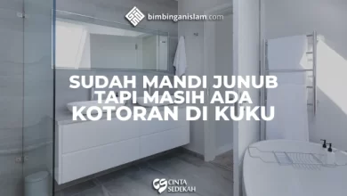 Sudah Mandi Junub Tapi Masih Ada Kotoran Di Kuku Para pembaca Bimbinganislam.com yang memiliki akhlaq mulia berikut kami sajikan tanya jawab, serta pembahasan tentang Sudah Mandi Junub Tapi Masih Ada Kotoran Di Kuku, selamat membaca. Pertanyaan: بِسْـمِ اللّهِ الرَّحْمَنِ الرَّحِيْمِ اَلسَّلاَمُ عَلَيْكُمْ وَرَحْمَةُ اللّهِ وَبَرَكَاتُهُ Pertanyaan: Izin bertanya. Saya menemukan ada sedikit kotoran kuku berwarna putih, di dalam kuku kaki dan luput dibersihkan saat mandi junub. Apakah harus mengulangi mandi junub atau cukup dibersihkan saja? Bagaimana dengan sholat yang dikerjakan sebelum kuku dibersihkan tersebut pada kasus tadi? جزاك الله خيرا Ditanyakan oleh Santri Mahad Bimbingan Islam Jawaban: وَعَلَيْكُمُ السَّلاَمُ وَرَحْمَةُ اللّهِ وَبَرَكَاتُهُ بِسْـمِ اللّهِ Alhamdulillāh Washshalātu wassalāmu 'alā rasūlillāh, wa 'alā ālihi wa ash hābihi ajma'in. Sebagaimana yang telah di mengerti bahwa seseorang yang di wajibkan mandi besar/junub diantaranya karena haidh, junub dan yang lainnya maka di perintahkan untuk mandi sebagaimana yang telah di perintah dalam syariat agama, antara lain dalam firman Allah ta`alaa: وَإِنْ كُنْتُمْ جُنُبًا فَاطَّهَّرُوا “Dan jika kamu junub maka mandilah …” (QS. Al Maidah: 6). Kemudian, kalau kita lihat dalam hadits terkait mandi ini, sebagaimana yang di sebutkan dalam hadits ‘Aisyah radhiyallahu ‘anha yang menceritakan tata cara mandi Nabi shallallahu ‘alaihi wa sallam, ثُمَّ يُفِيضُ الْمَاءَ عَلَى جَسَدِهِ كُلِّهِ “Kemudian beliau mengguyur air pada seluruh badannya.” (HR. An Nasa-i, no. 247. Syaikh Al Albani mengatakan bahwa hadits ini shahih) Ibnu Hajar Al-Asqalani mengatakan, هَذَا التَّأْكِيد يَدُلُّ عَلَى أَنَّهُ عَمَّمَ جَمِيع جَسَدِهِ بِالْغُسْلِ “Penguatan makna dalam hadits ini menunjukkan bahwa ketika mandi beliau mengguyur air ke seluruh tubuh.” (Fath Al-Bari, 1: 361) Menukilkan apa yang telah disebutkan di dalam islam qa pada no fatwa 144045, ”Bersuci dari hadats adalah meratakan (menyiramkan) air ke seluruh anggota wudhu dalam hadats kecil, dan ke seluruh tubuh dalam hadats besar, serta membersihkan semua hal yang dapat menghalangi sampainya air ke anggota tubuh tersebut. Di antaranya adalah kuku. Kalau ada sesuatu yang menghalangi sampainya air ke (kuku), baik dari cat atau lainnya tanpa ada uzur, maka wudhunya tidak sah. Begitu juga dalam mandi (besar)." (Al-Mausu’ah Al-Fiqhiyyah, 5/171) Dalam shahih Muslim, no. 243 dari Umar bin Khattab seseorang berwudhu dan meninggalkan sedikit tempat di kakinya, maka ketika Nabi sallallahu’alaihi wa sallam melihatnya, beliau bersabda, “Kembali, dan perbaiki wudhumu.” Kemudian dia kembali dan (mengulangi) shalat. An-Nawawi rahimahullah menjelaskan hadits ini mengatakan, “Bahwa orang yang meninggalkan sedikit dari yang seharusnya disucikan, tidak sah bersucinya, dan ini merupakan kesepakatan.” (Syarh Shahih Muslim, 3/132. Silahkan lihat jawaban soal. 122678) ( https://islamqa.info/id/answers/144045) Sehingga, bila memahami sebagian dalil dengan perintah mandi dan tatacara mandi besar ini maka sah dan tidaknya adalah dengan melihat guyuran air yang mengenai seluruh luar bagian tubuhnya, diantaranya rambut agar di sela sela dengan jarinya sehingga bisa mengenai kulit rambut, atau menyela jari jemari dan bagian tubuh yang lainnya . Terkait dengan kuku jemari, karena masuk di dalam yang di perintahkan untuk di kenai air ketika wuhdu atau mandi, maka hendaknya tidak memakai sesuatu dari bahan yang dapat menghalangi air untuk masuk di kulit pori pori tubuhnya. Bila ada cat kuku, atau minyak yang menempel atau bahan lainnya pada bagian bagian tubuh tertentu maka harus di hilangkan terlebih dahulu sebelum wudhu atau mandi, bila memungkinkan. Lalu bagaimana dengan kotoran kuku atau kotoran lainnya yang menempel? Maka di lihat kembali kotoran tersebut, selama kotoran tersebut masih memungkinkan masuknya air dan meresap kedalam pori pori kulit /kuku maka wudhu dan mandinya sah. Bila melihat jenis kotoran kuku secara umum, seperti kotoran tanah, daki dll biasanya tidak akan menghalangi masukknya air yang dicelup atau di alirkan ke kekulit tangannya sehingga bila ini terjadi maka wudhu atau mandinya tetap sah dan tidak perlu mengulangnya. Begitu pula dengan ibadah yang di lakukan dari wudhu yang di hasilkan, mengikuti keabsahan dari apa yang di lakukannya. Wallahu A'lam, Wabillahittaufiq. Dijawab dengan ringkas oleh: Ustadz Mu’tashim, Lc. MA. حفظه الله